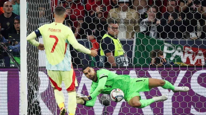 &Aacute;lvaro Morata hat nach seinem Fehlschuss im Nation-League-Finale Drohungen erhalten - &copy; Christian Charisius/dpa