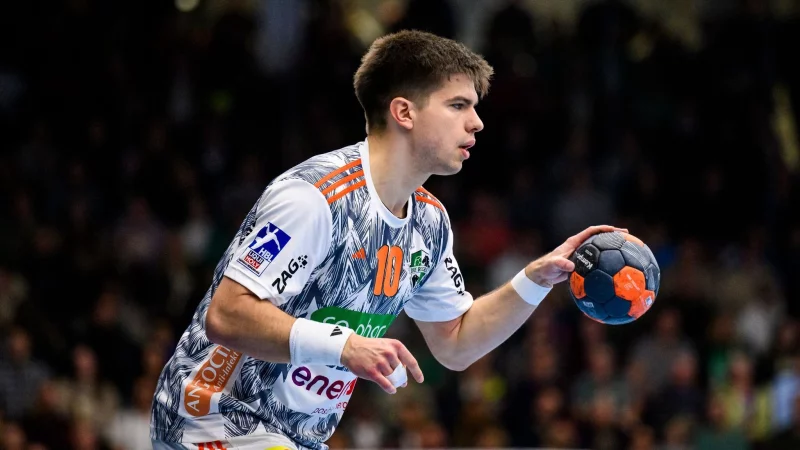 War zum Bundesligastart bester Werfer bei der TSV Hannover-Burgdorf: Nationalspieler Renars Uscins. - © Tom Weller/dpa