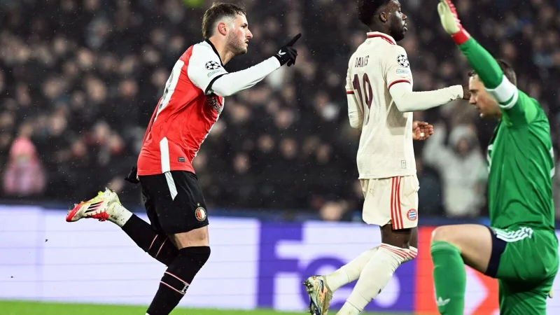 Typische Geste von Manuel Neuer (r.) bei einem Gegentor. - &copy; Federico Gambarini/dpa