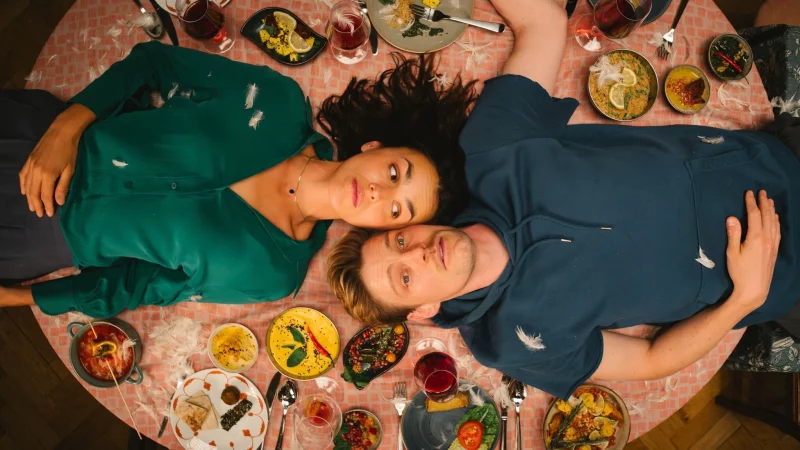 Chaos ist vorprogrammiert: Knut (Helgi Schmid) feiert 40. Geburtstag und Karo (Lucie Heinze) hat alle eingeladen. - &copy; Marcus Gaertner/ZDF/dpa