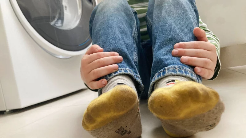 Nach einem Tag auf dem Spielplatz des Kindergartens: Das sind die vielleicht dreckigsten Socken der Welt. - © Simone A. Mayer/dpa-tmn