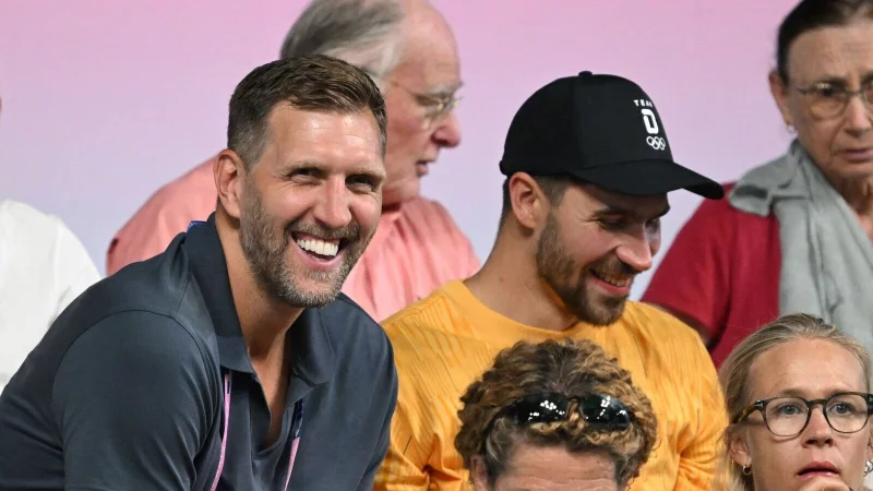 Kommt extra für das Karriereende seines Freundes Timo Boll nach Deutschland: Basketball-Star Dirk Nowitzki. - © Marijan Murat/dpa