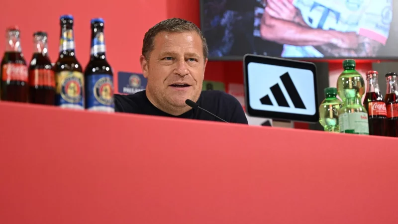 Sportvorstand Eberl bei der Diaz-Vorstellung. - &copy; Harry Langer/dpa