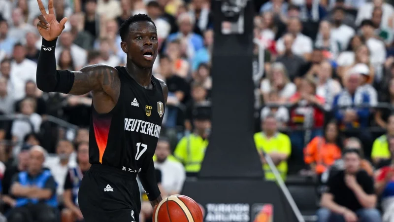 Dennis Schr&ouml;der ziegt Vergleich mit Dirk Nowitzki. - &copy; Sven Hoppe/dpa