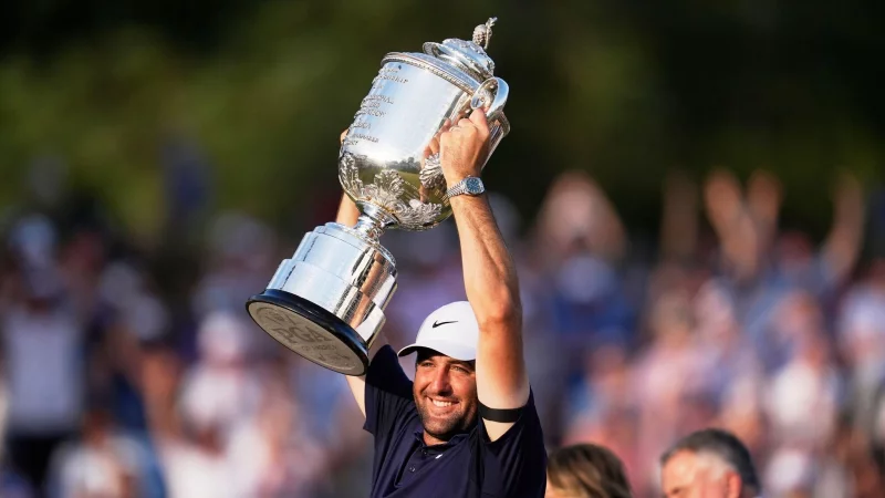 Scottie Scheffler holte sich bei der PGA Championship den dritten Major-Sieg seiner Karriere. - © George Walker IV/AP/dpa