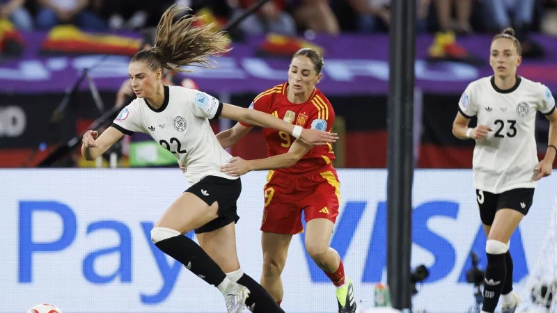 Aktivposten im deutschen Spiel: Jule Brand (l). - &copy; Michael Buholzer/KEYSTONE/dpa