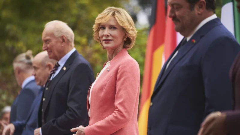 In der absurden Polit-Satire &laquo;Tanz der Titanen&raquo; tritt Cate Blanchett als deutsche Kanzlerin auf. - &copy; Bleecker Street/Plaion Pictures/dpa