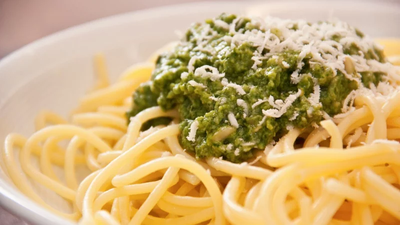 Spaghetti mit gr&uuml;nem Pesto geht immer. Das Magazin &laquo;&Ouml;ko-Test&raquo; gibt nun einem Drittel der getesteten Pestos auch gr&uuml;nes Licht. - &copy; Mascha Brichta/dpa-tmn