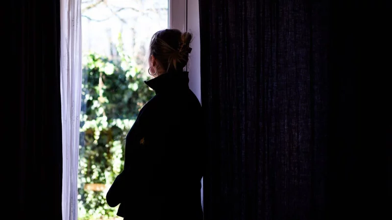 Eine Kombination aus genetischen Faktoren und belastenden Erfahrungen ist oft die Ursache für eine Borderline-Persönlichkeitsstörung. - © Julian Stratenschulte/dpa/dpa-tmn