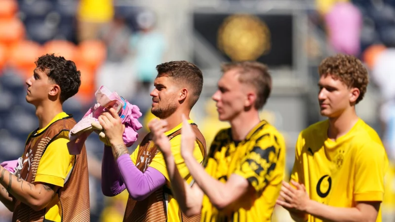 Das Minimalziel Achtelfinale hat Borussia Dortmund mit überschaubaren Leistungen geschafft. - © Jeff Dean/AP/dpa