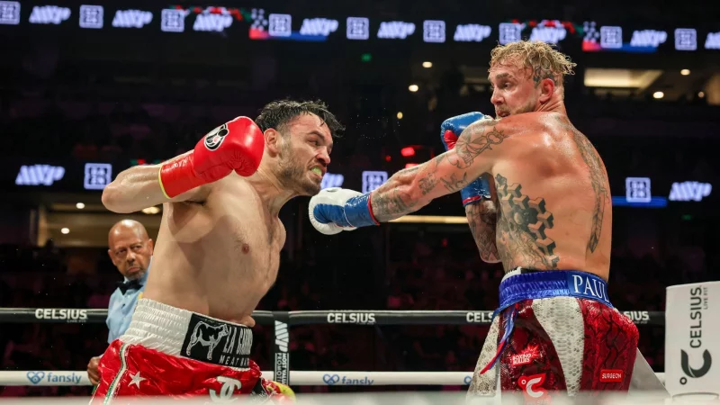 Julio Cesar Chavez Jr. (links) ist aus den USA abgeschoben worden. - &copy; Etienne Laurent/FR172066 AP/AP/dpa