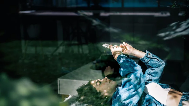 Sensibilisierung notwendig: Klassenchats k&ouml;nnen die Kommunikation im Schulalltag erleichtern - doch es braucht Regeln. - &copy; Zacharie Scheurer/dpa-tmn