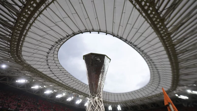 Der Europa-League-Pokal ist mit 15 Kilogramm die schwerste Trophäe der UEFA. - © Bernat Armangue/AP/dpa