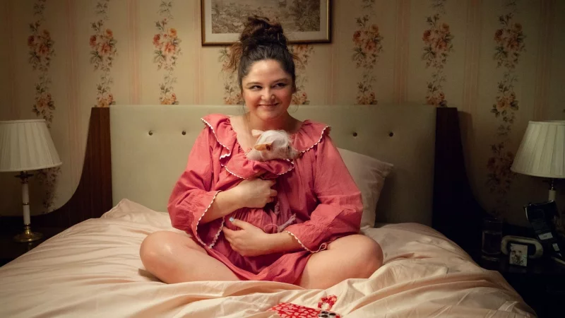 Comedian Megan Stalter spielt die Hauptrolle in der Netflix-Serie &laquo;Too Much&raquo;. - &copy; Ana Blumenkron/Netflix/dpa