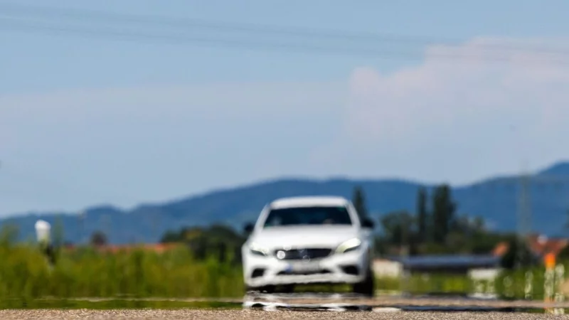 Heiße Gefahr beim Parken: Im Sommer können Auspuff und Bremsen ausgedörrtes Gras schnell entzünden - © Philipp von Ditfurth/dpa/dpa-tmn