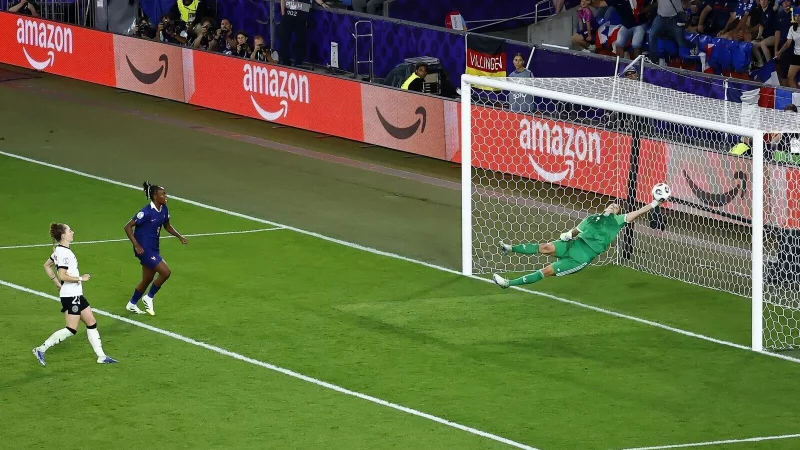 Bergers Parade im EM-Viertelfinale bringt ihr noch heute Anerkennung ein. - &copy; Michael Buholzer/KEYSTONE/dpa