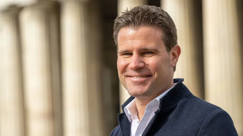 Felix Brych erhält eine Auszeichnung zum Karriereende. - © Peter Kneffel/dpa