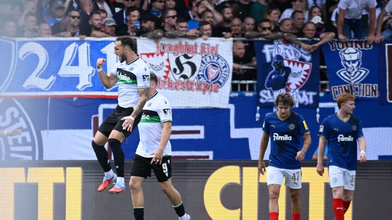 Hannovers Virgil Ghita (l) feiert seinen Ausgleichstreffer. - &copy; Gregor Fischer/dpa