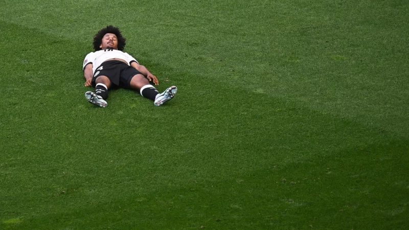 Karim Adeyemi am Boden. - © Marijan Murat/dpa