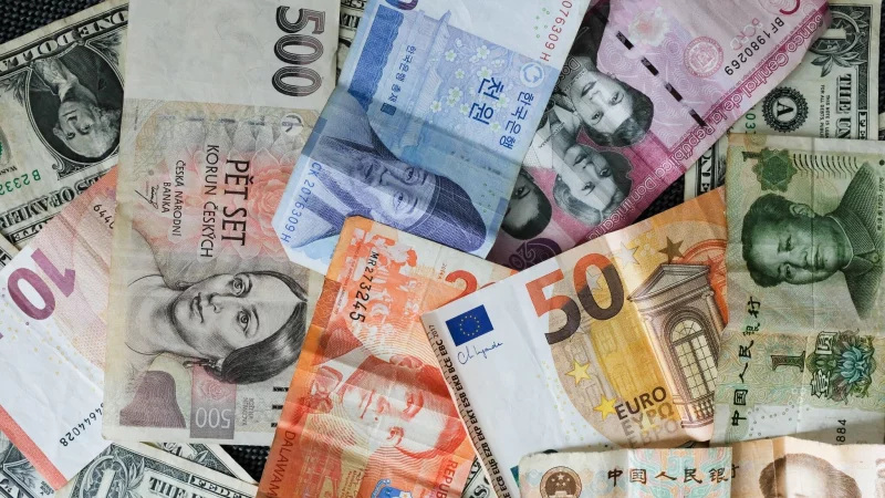 Nicht in Euro: Beim Bezahlen oder Abheben im Ausland spart man, wenn man die Landeswährung wählt. - © Laura Ludwig/dpa-tmn