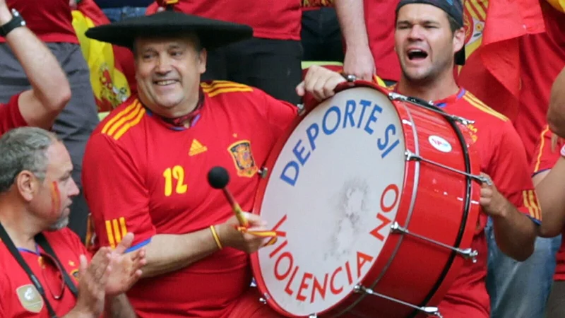 Manolo el del Bombo ist nach schwerer Krankheit im Alter von 76 Jahren gestorben. Er war der wohl berühmteste Fußballfan der Welt. - © picture alliance / dpa