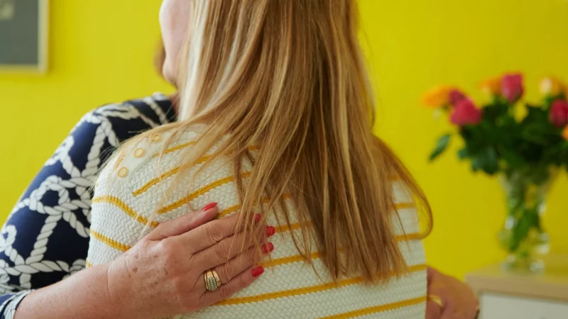 Je n&auml;her man sich einer Person f&uuml;hlt, desto leichter f&auml;llt Mitgef&uuml;hl. - &copy; Annette Riedl/dpa/dpa-tmn