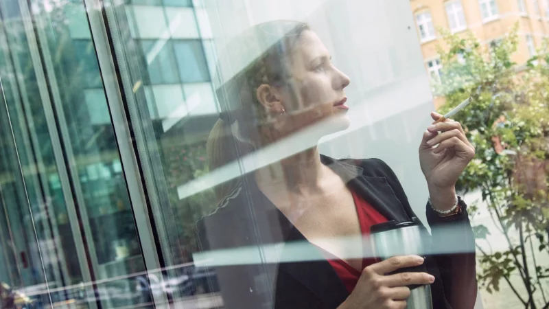 Raus zum Rauchen? Das gilt als Unterbrechung der Arbeitszeit. - &copy; Christin Klose/dpa-tmn