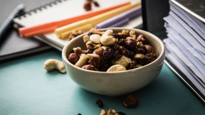 Nüsse liefern dem Körper neben hochwertigen Fetten auch Proteine. - © Christin Klose/dpa-tmn