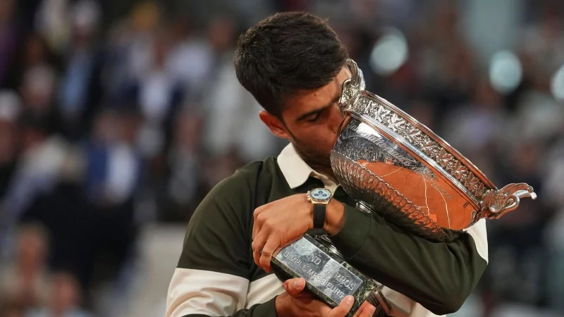 Carlos Alcaraz hat mit 22 Jahren bereits fünf Grand-Slam-Turniere gewonnen - wie sein Idol Rafael Nadal. - © Thibault Camus/AP/dpa