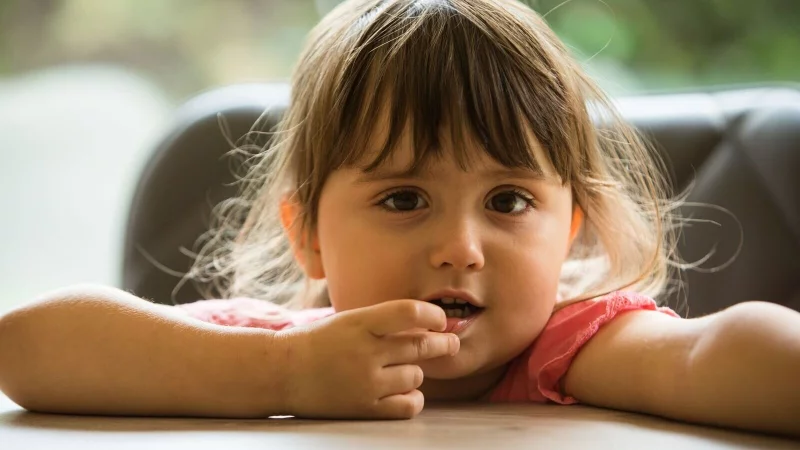 Kleine Kinder sind neugierig und erkunden ihre Umgebung mit allen Sinnen. Dazu gehört auch, Gegenstände in den Mund zu nehmen. - © Christin Klose/dpa-tmn