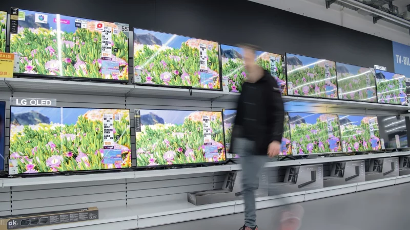 LCD oder OLED? Das ist nur eine von vielen Fragen, die man vor dem TV-Kauf f&uuml;r sich kl&auml;ren sollte. - &copy; Laura Ludwig/dpa-tmn