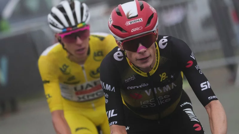 Jonas Vingegaard (r) will Titelverteidiger Tadej Pogacar weiter herausfordern. - © Thibault Camus/AP/dpa