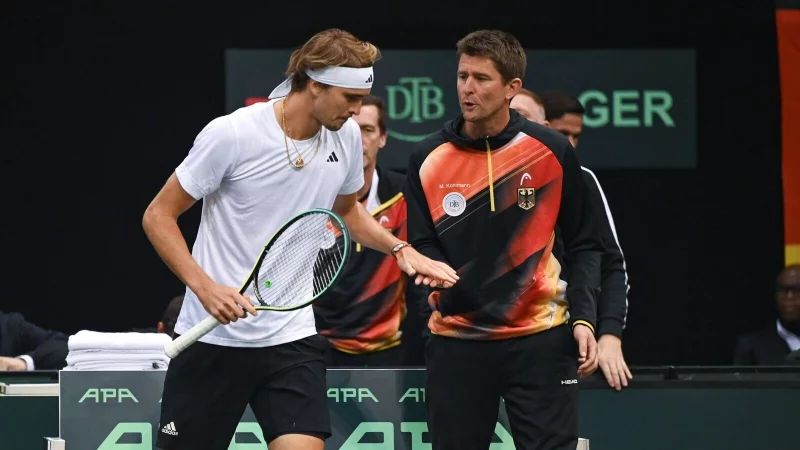 Alexander Zverev (l) fehlt Teamchef Michael Kohlmann bei der Davis-Cup-Quali gegen Japan - © Harald Tittel/dpa