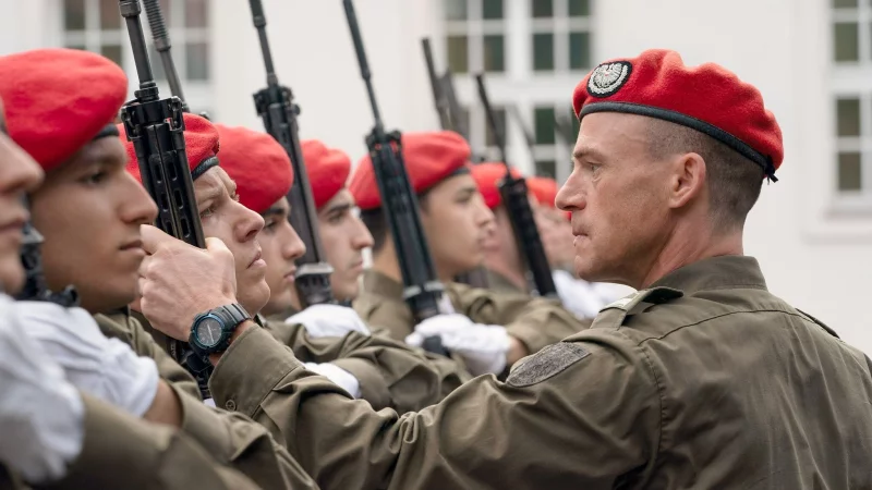 Vizeleutnant Charles Eismayer (Gerhard Liebmann, re.) drillt seine Rekruten hart. - &copy; -/ZDF/Arte/dpa