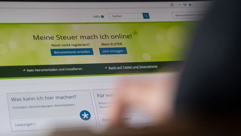 Ab in die Rente und das war\\\'s mit der Steuererklärung? Mitnichten - auch viele Bezieher von Rente und Pension müssen eine Steuererklärung abgeben. - © Marijan Murat/dpa/dpa-tmn