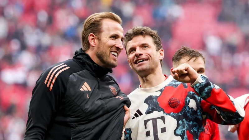 Harry Kane, hier mit Thomas Müller (r), gewann mit dem FC Bayern seinen ersten Meistertitel. - © Jan Woitas/dpa