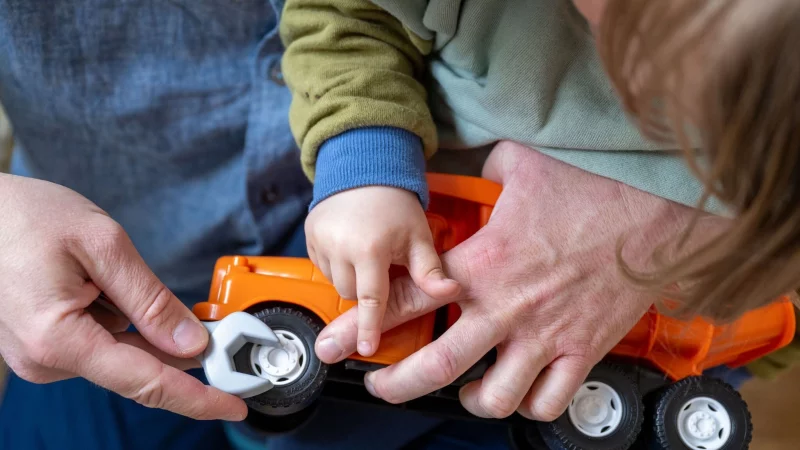 Das Umgangsrecht kann bei Drogen- oder Alkoholabhängigkeit eines Elternteils eingeschränkt werden. - © Hendrik Schmidt/dpa/dpa-tmn