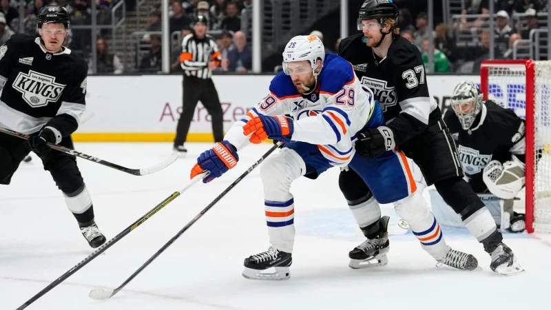 Leon Draisaitl und die Edmonton Oilers führen nun in der Serie gegen die Los Angeles Kings. - © Mark J. Terrill/AP/dpa