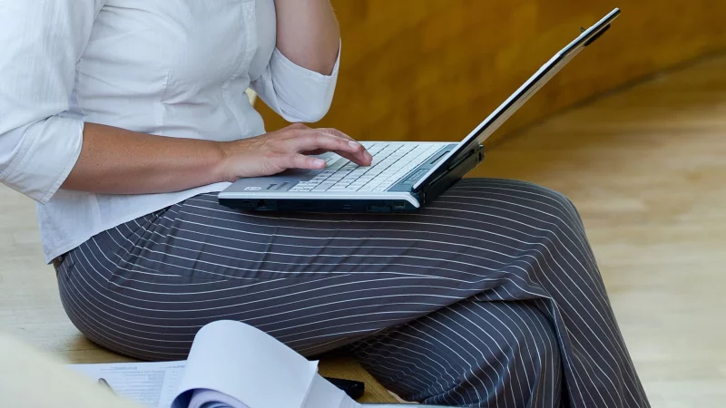 Anschreiben auf den Punkt: KI hilft, Bewerbungen auf konkrete Jobanzeigen zuzuschneiden, inklusive Stärken, Skills & Formulierungen. - © Patrick Pleul/dpa-Zentralbild/dpa