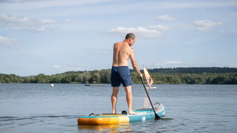 Stand-up-Paddling ist ein Ganzk&ouml;rpertraining, bei dem die Muskulatur in Armen, R&uuml;cken und Rumpf gest&auml;rkt wird. - &copy; Benjamin Nolte/dpa-tmn