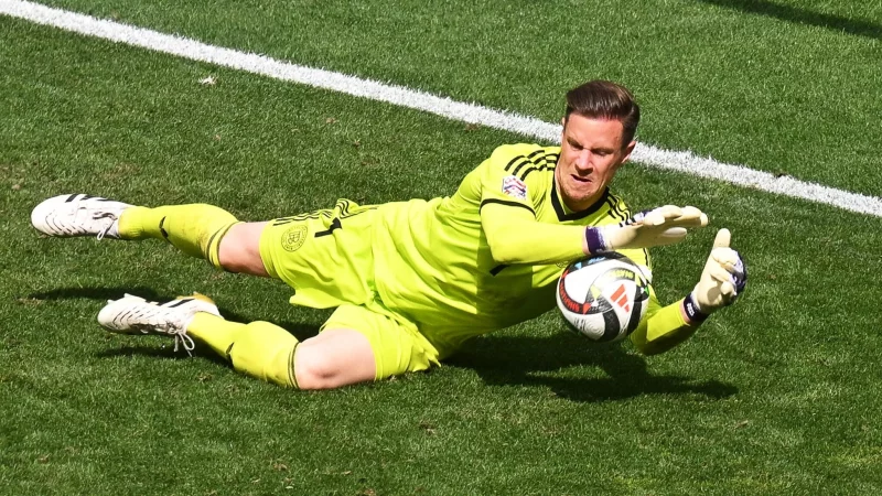 Nationaltorwart Marc-André ter Stegen soll in der kommenden Saison wohl nicht mehr im Tor der Katalanen stehen. - © Marijan Murat/dpa