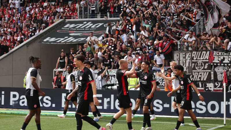 Frankfurter Ekstase: Die Eintracht schaffte den Sprung in die Champions League. - © Philipp von Ditfurth/dpa