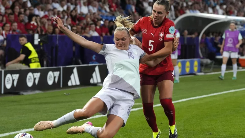 In Basel sehen die Fans ein umkämpftes Duell. - © Nick Potts/PA Wire/dpa