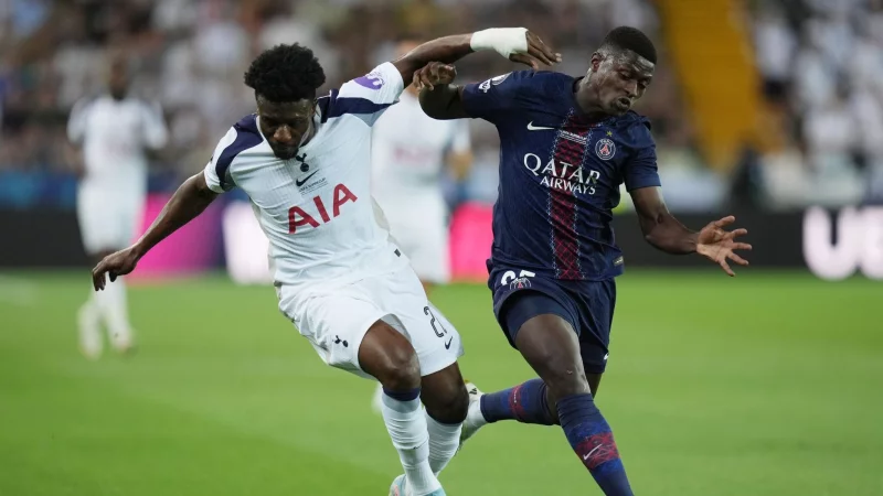 Tottenhams Mohammed Kudus (l) k&auml;mpft mit dem Pariser Nuno Mendes um den Ball. - &copy; Massimo Paolone/LaPresse via ZUMA Press/dpa