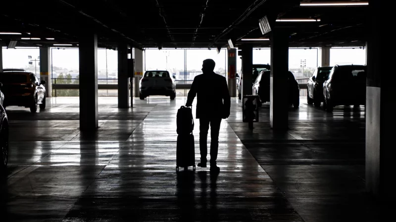 Autovermieter im Ausland &uuml;ben mitunter erheblichen Druck aus und drohen etwa damit, dass man ohne Abschluss einer Zusatzpolice den Mietwagen nicht bekommt. - &copy; Clara Margais/dpa/dpa-tmn