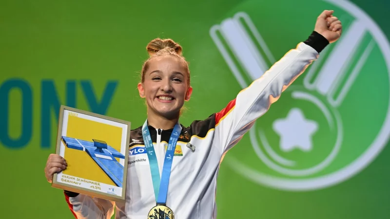 Karina Schönmaier jubelt über ihre Goldmedaille. - © Marijan Murat/dpa