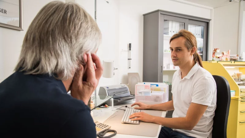 &Auml;rzte k&ouml;nnen bei einem Tinnitus eine Digitale Gesundheitsanwendung (DiGA) verordnen. Diese wird dann von der Krankenkasse bezahlt. - &copy; Christin Klose/dpa-tmn