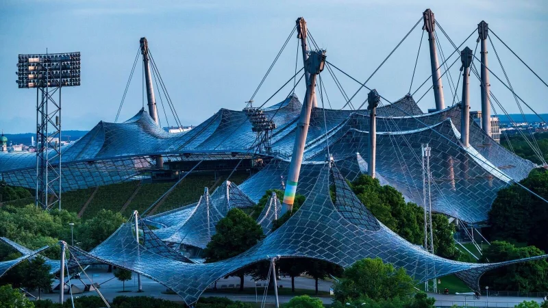 Das Olympiastadion in München wird derzeit für mehrere Hundert Millionen Euro saniert. - © Peter Kneffel/dpa