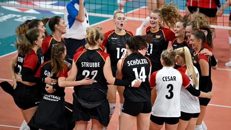 Die deutschen Volleyballerinnen haben sich f&uuml;r die EM 2026 qualifiziert. - &copy; Arne Dedert/dpa