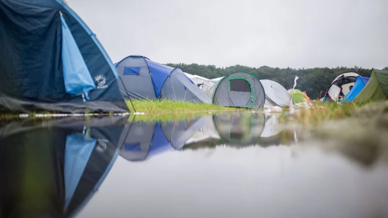 Mini-Heim f&uuml;r unterwegs und Open Airs - aber die Schutzfunktionen eines Zelts sind begrenzt. - &copy; Sophia Kembowski/dpa/dpa-tmn